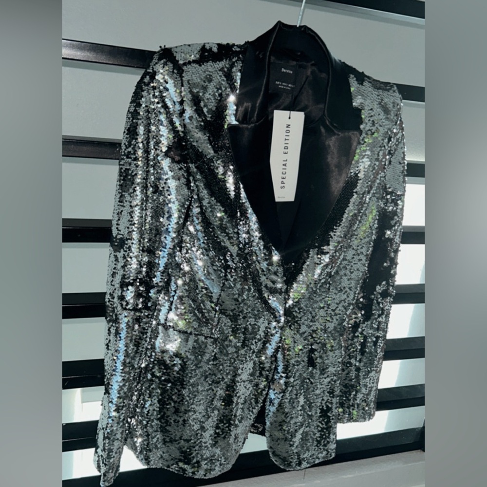 Brand new special edition sequence blazer from BERSHKA it is super beautiful